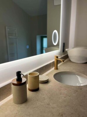 Dusche, Haartrockner, Handtücher, Toilettenpapier