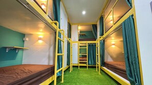 標準共用宿舍, 僅限女士 | 書桌、筆電工作空間、遮光布/窗簾、熨斗/熨衣板