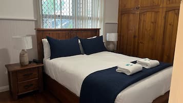 4 bedrooms, iron/ironing board, WiFi, bed sheets