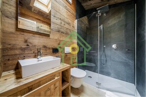 Douche, séchoir à cheveux, bidet, serviettes fournies