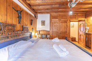 3 bedrooms, free WiFi, bed sheets, wheelchair access