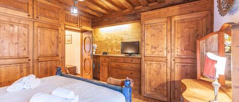 3 bedrooms, free WiFi, bed sheets, wheelchair access