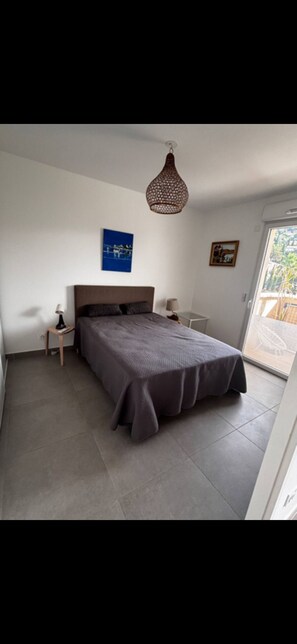 1 bedroom, bed sheets