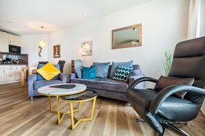 Fernseher, Tischtennisplatte, Stereoanlage