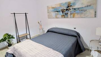 3 slaapkamers, een strijkplank/strijkijzer, beddengoed