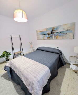 3 عدّة غرف نوم ومكواة/لوح كي وملاءات أسرّة