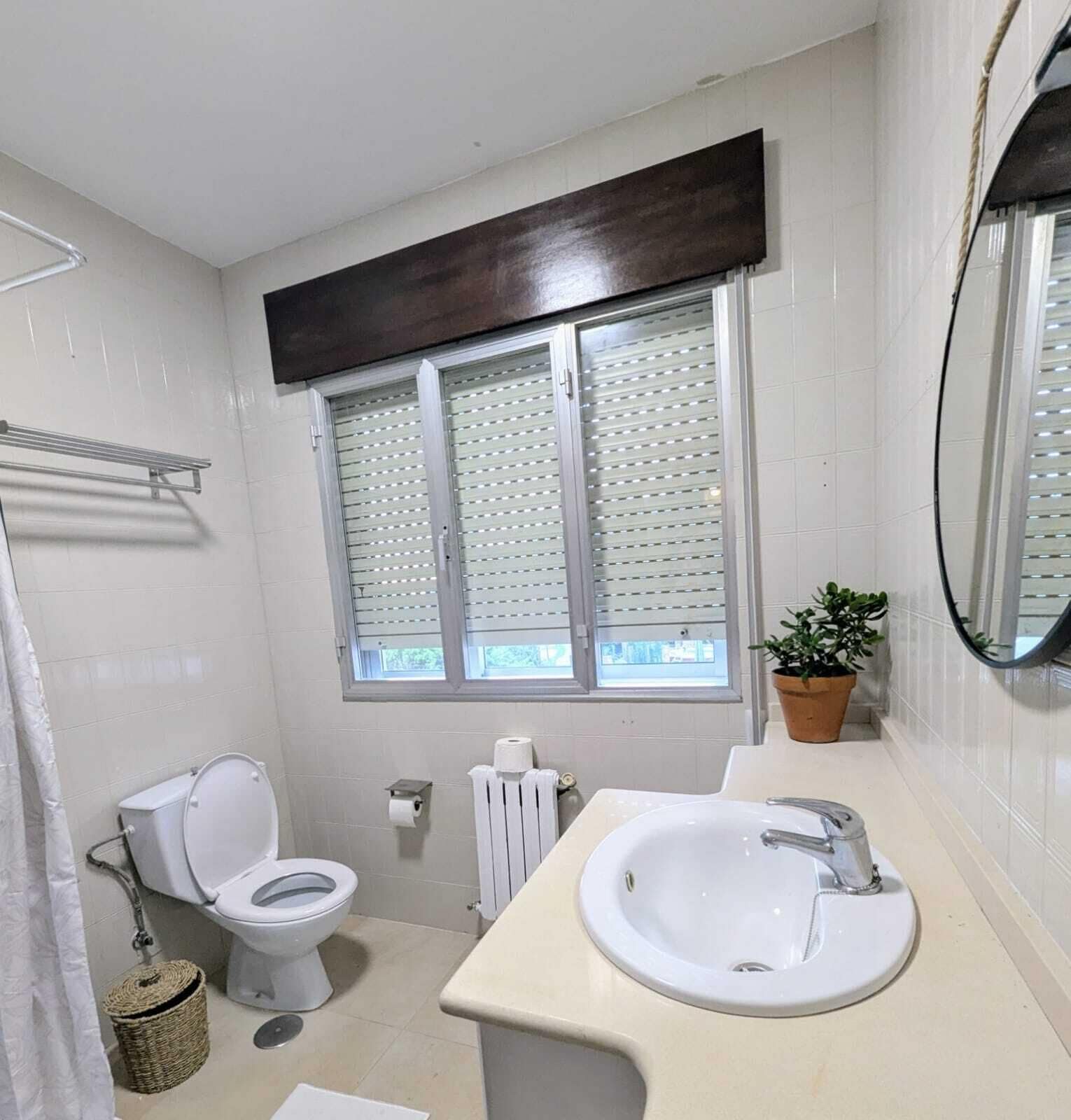 Douche, serviettes fournies, savon, papier toilette