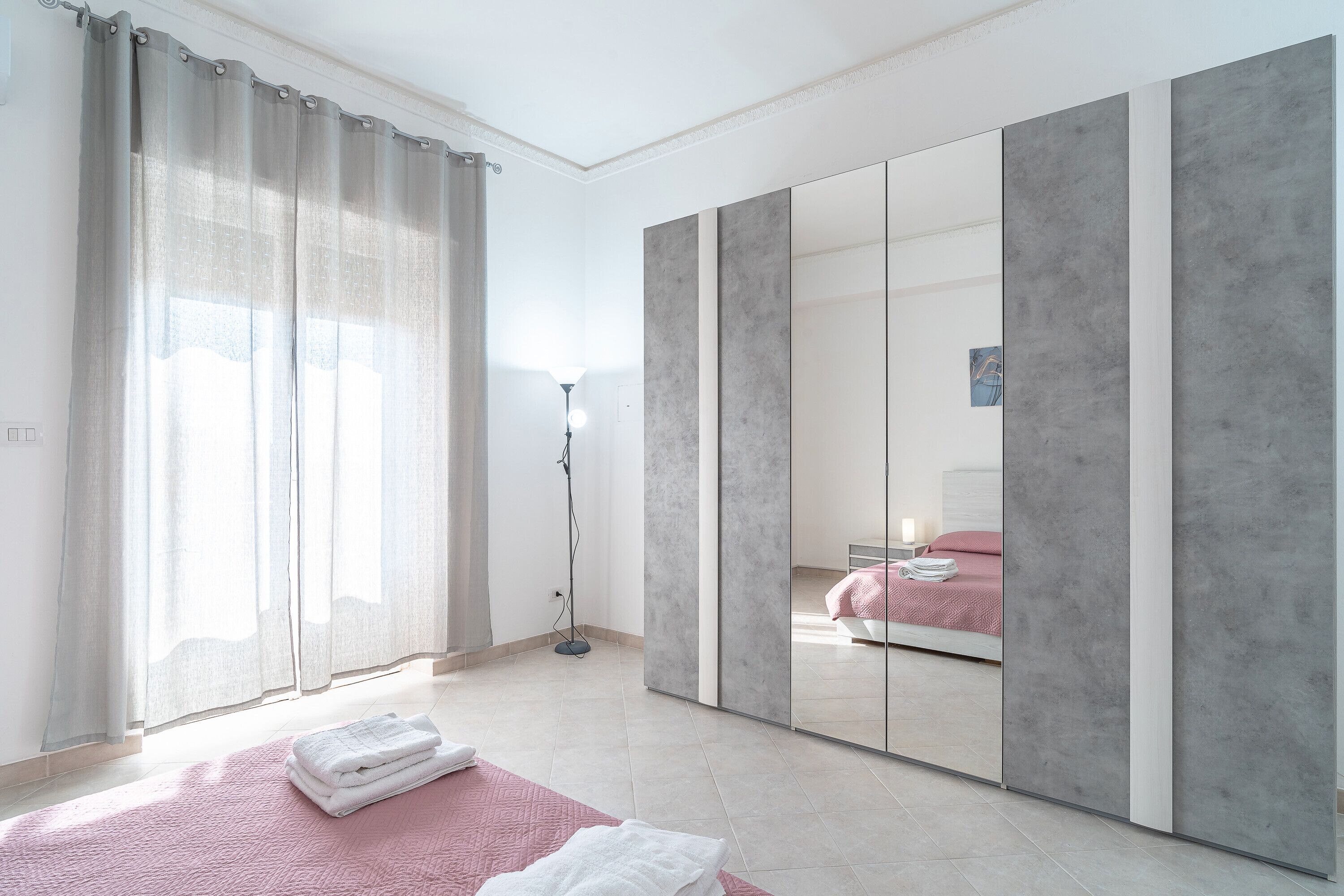 3 bedrooms, desk, WiFi, bed sheets