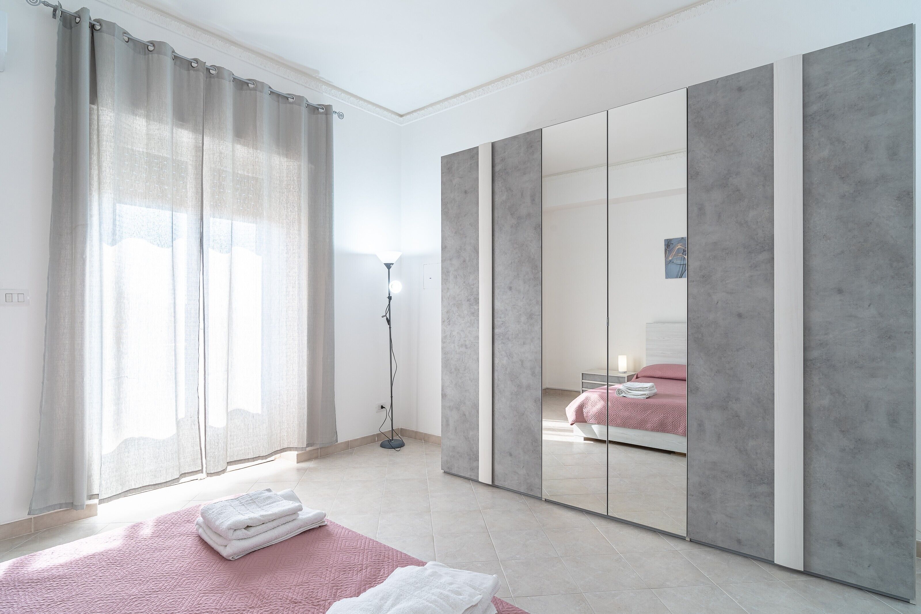 3 bedrooms, desk, WiFi, bed sheets