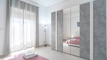 3 bedrooms, desk, WiFi, bed sheets