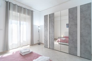 3 bedrooms, desk, WiFi, bed sheets