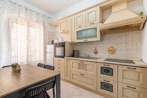 Fridge, microwave, oven, stovetop - Apartment 'Trinacria Home 88' with Sea View, Wi-Fi and Air Conditioning (Siracusa)