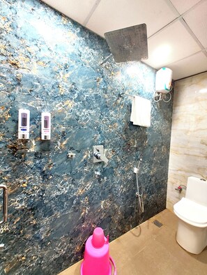Shower, rainfall showerhead, free toiletries, towels