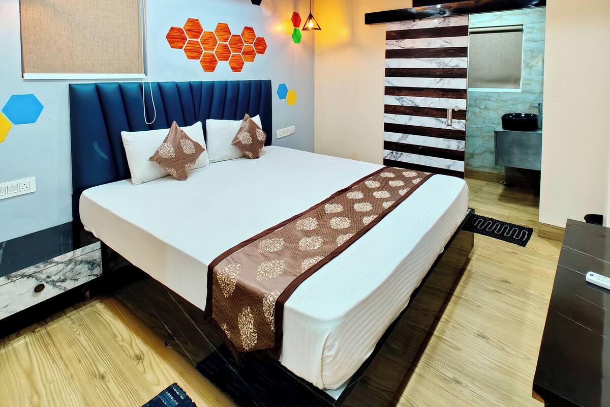 Hypo-allergenic bedding, desk, free WiFi