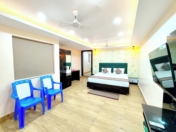 Hypo-allergenic bedding, desk, free WiFi