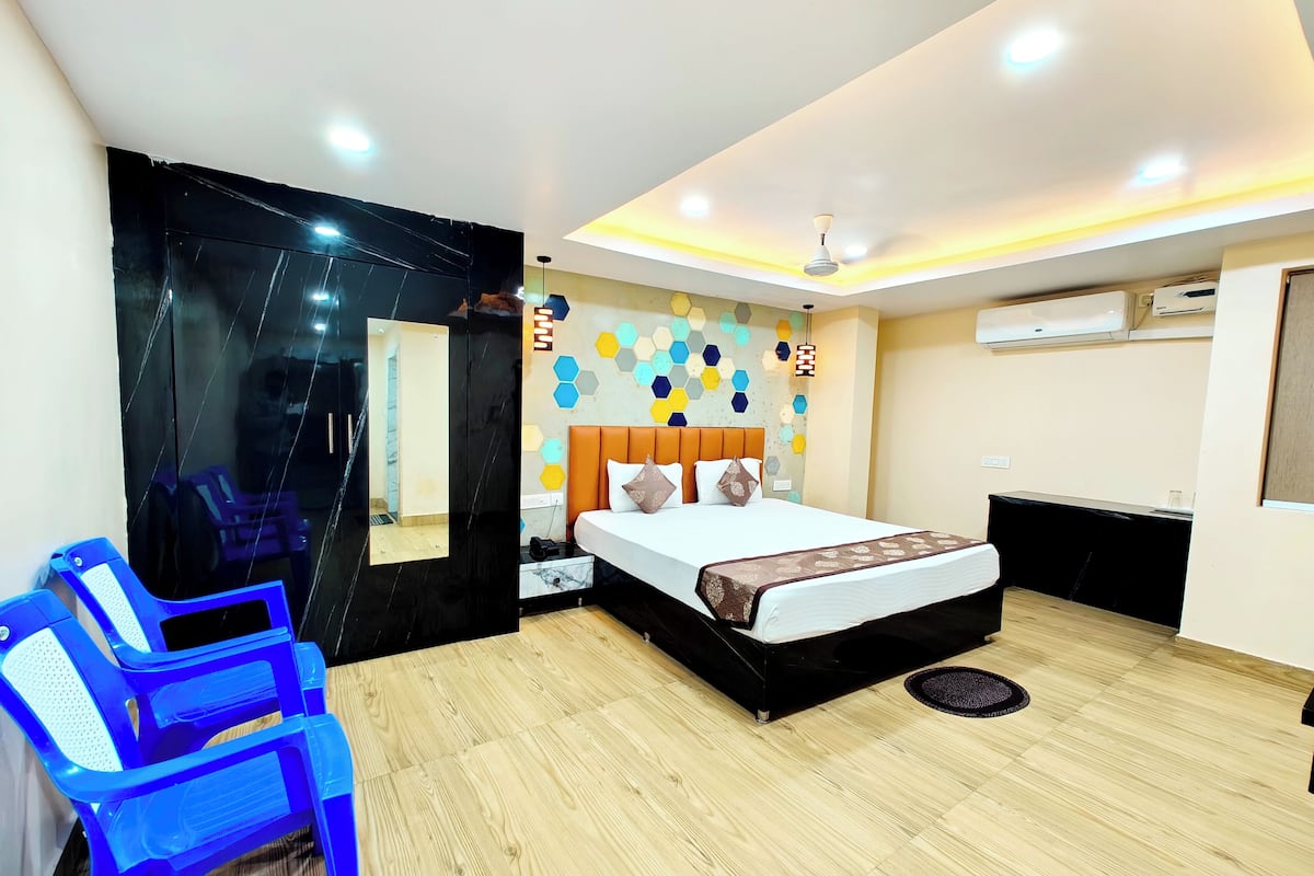 Hypo-allergenic bedding, desk, free WiFi