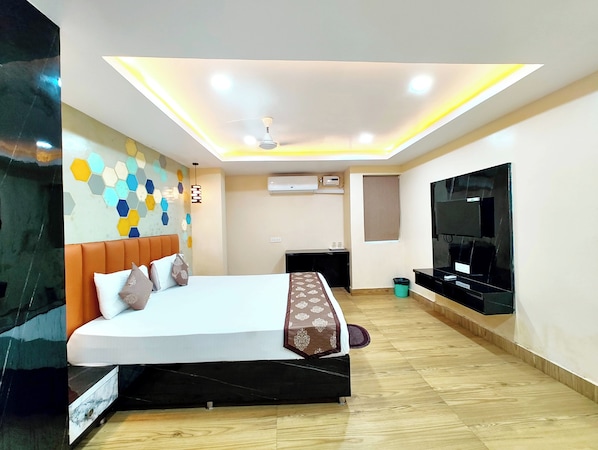 Deluxe Double Room, Multiple Beds, Air conditioning | Hypo-allergenic bedding, desk, free WiFi, bed sheets