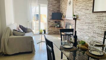 TV, fireplace
