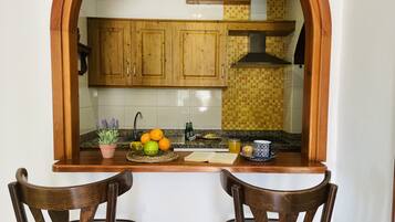 Coffee/tea maker, fridge, microwave, oven