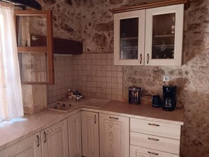Réfrigérateur, bouilloire électrique, tables à manger