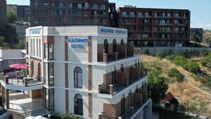 A hotel with a modern design, featuring multiple balconies and a rooftop terrace. - Ere's Palace (Tbilisi)