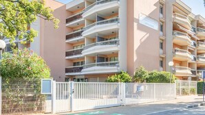 Exterior - BLUE AIR-CONDITIONED STUDIO CABIN SLEEPS 4 (Sainte-Maxime)