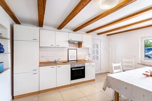 Oven, stovetop, electric kettle, toaster - Apartment 'Darija' with Private Terrace and Wi-Fi (Korbach)