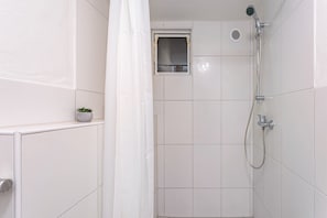 Shower, towels - Apartment 'Darija' with Private Terrace and Wi-Fi (Korbach)