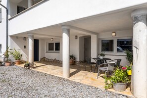 Outdoor dining - Apartment 'Darija' with Private Terrace and Wi-Fi (Korbach)