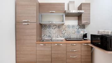 Kühlschrank, Mikrowelle, Wasserkocher mit Kaffee-/Teezubehör