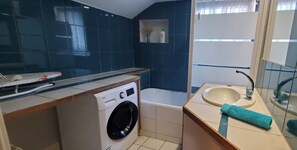 Haartrockner, Handtücher, Seife, Toilettenpapier