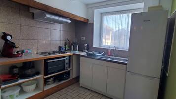 Refrigerador, microondas, horno, placa de cocina