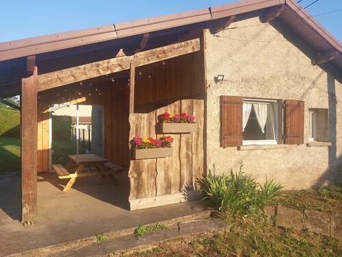 Quiet house for 4 people, games area, private bowling green, table tennis...