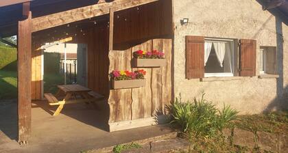 Quiet house for 4 people, games area, private bowling green, table tennis...