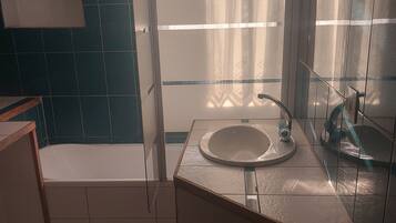 Pyyhkeet, saippua, vessapaperi