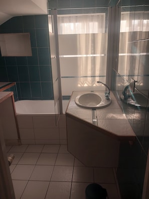 Serviettes fournies, savon, papier toilette