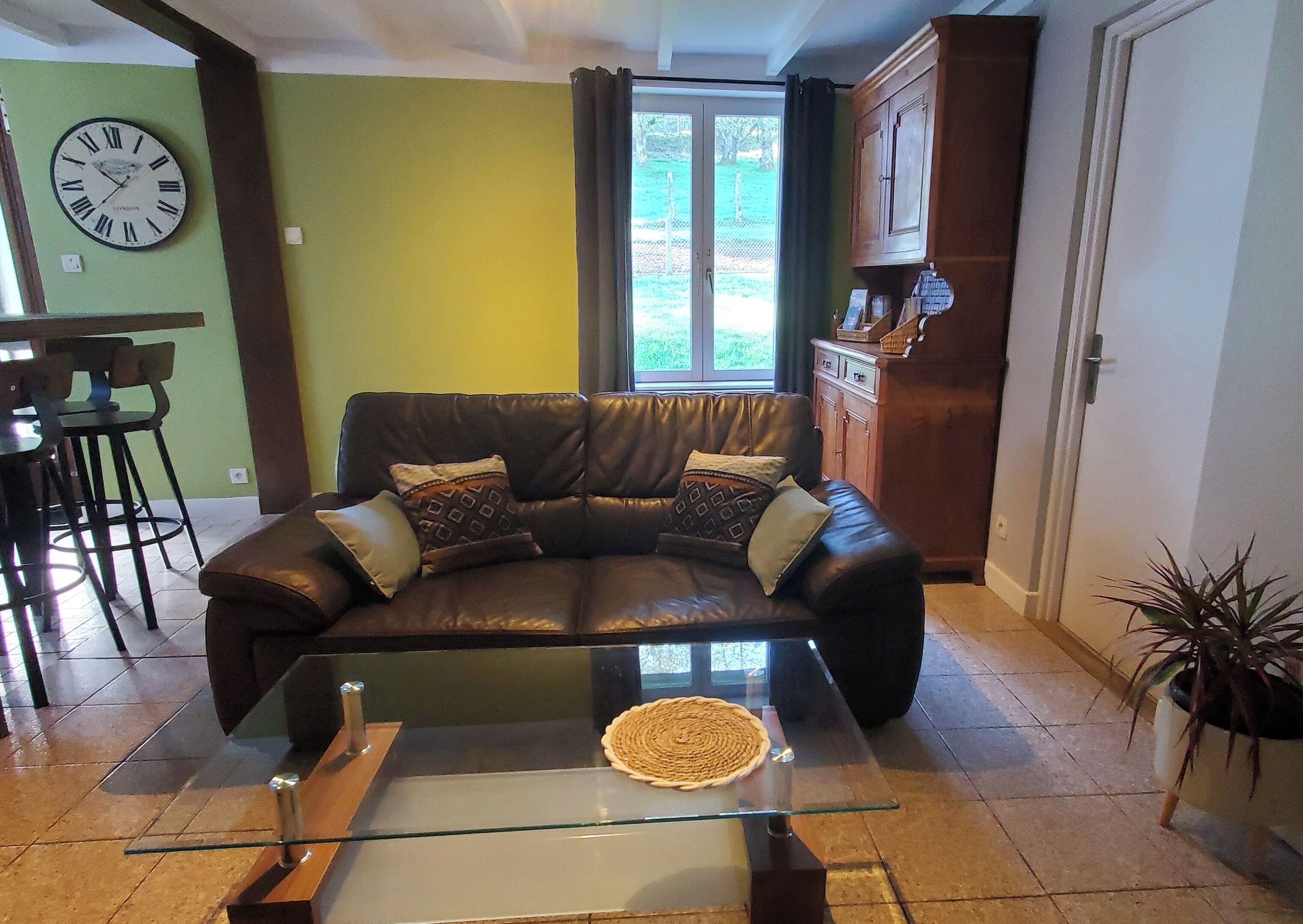 Smart TV, table tennis, books