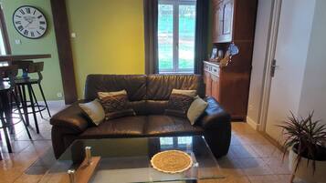 Smart TV, ping pong, books