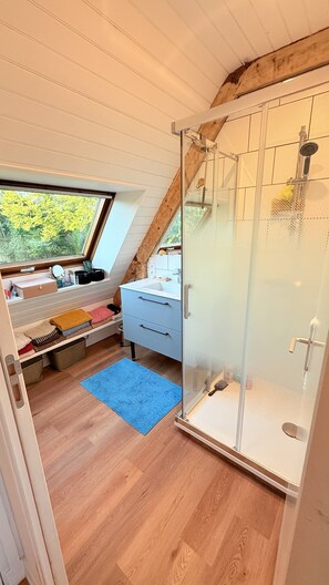 Dusche, Haartrockner, Handtücher, Toilettenpapier