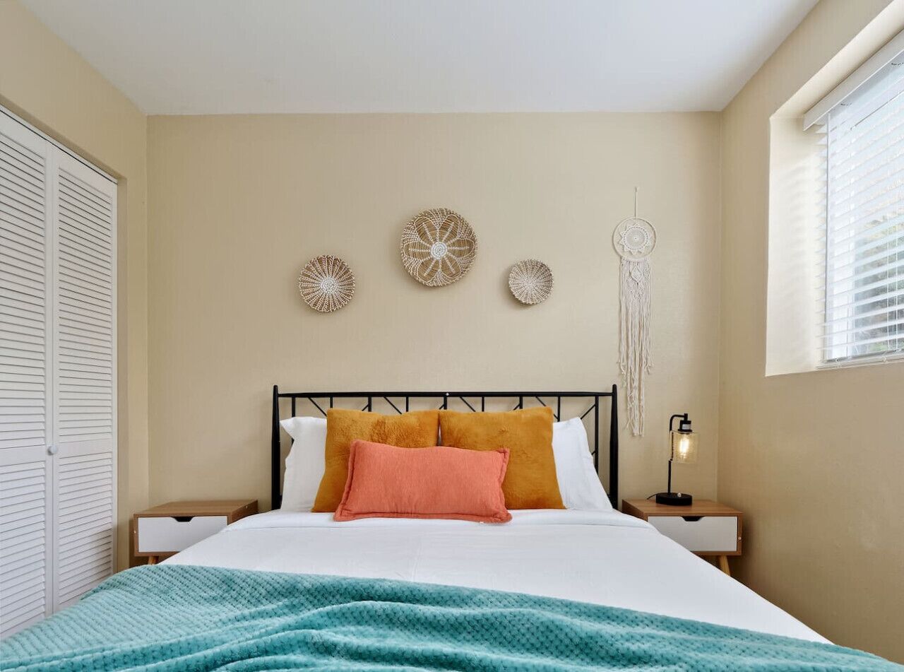 1 bedroom, desk, WiFi, bed sheets