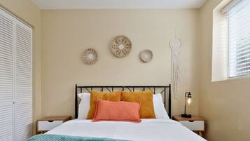 1 bedroom, desk, WiFi, bed sheets