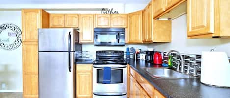 Een koelkast, een microgolfoven, een oven, een kookplaat