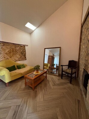TV, fireplace
