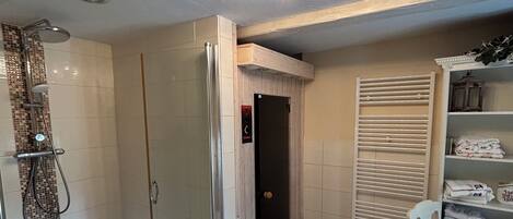 Whirlpool, Haartrockner, Handtücher, Seife