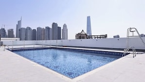 A rooftop pool with a city skyline view. - Palette Lavish Apartments At Concord Tower With Rooftop Pool (Dubai)