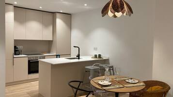 Microondas, horno, placa de cocina y lavavajillas