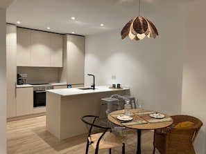 Micro-ondes, four, plaque de cuisson, lave-vaisselle
