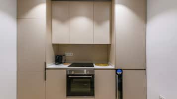 Microondas, horno, placa de cocina y lavavajillas