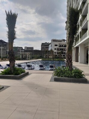 Una piscina al aire libre