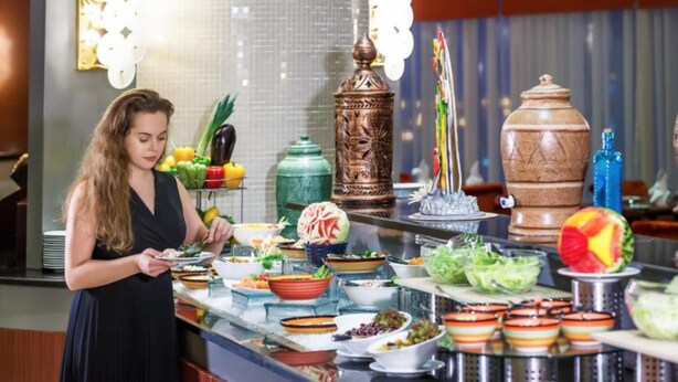 Un buffet proposant divers plats et agrémenté d’un centre de table décoratif.